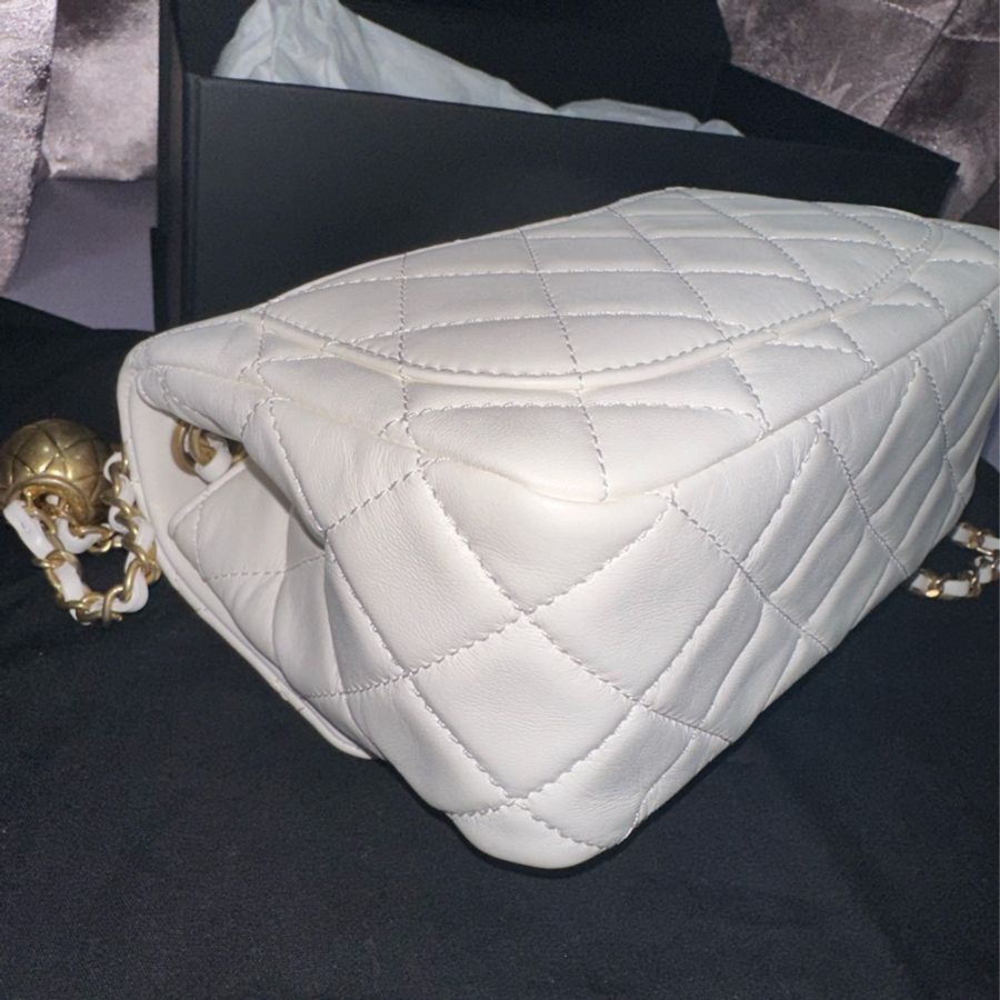 CHANEL 17cm 爆款白色金球方胖子#小金球鏈包#小羊皮、琺瑯-17