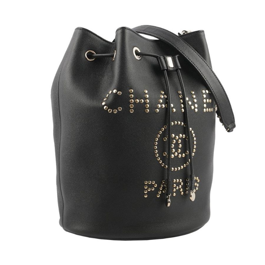 CHANEL 鉚釘Logo 牛皮束口水桶包(黑色)-1