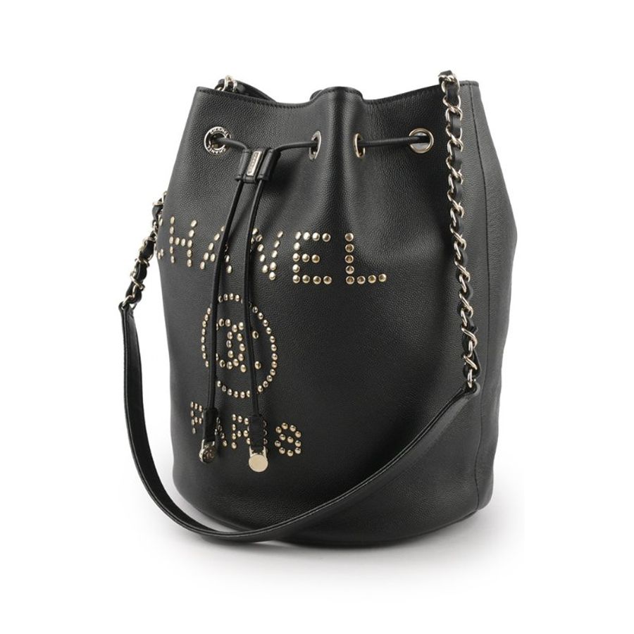 CHANEL 鉚釘Logo 牛皮束口水桶包(黑色)-3
