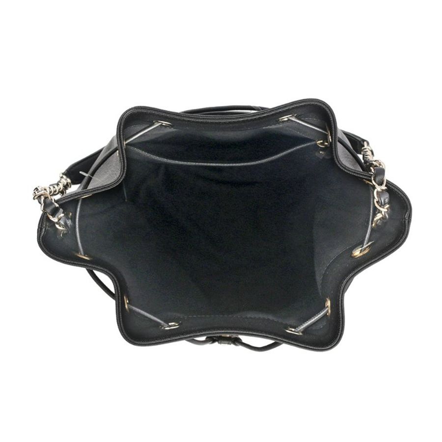 CHANEL 鉚釘Logo 牛皮束口水桶包(黑色)-4