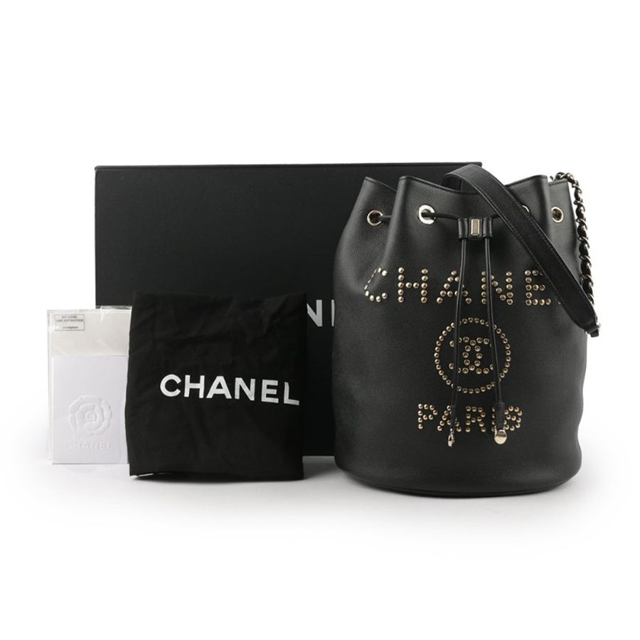 CHANEL 鉚釘Logo 牛皮束口水桶包(黑色)-5