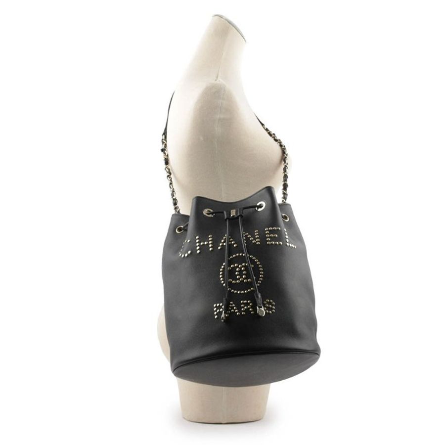 CHANEL 鉚釘Logo 牛皮束口水桶包(黑色)-6