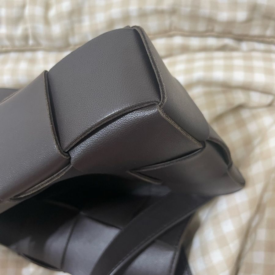 BOTTEGA VENETA Cassette 小羊皮肩背包 可可色-2