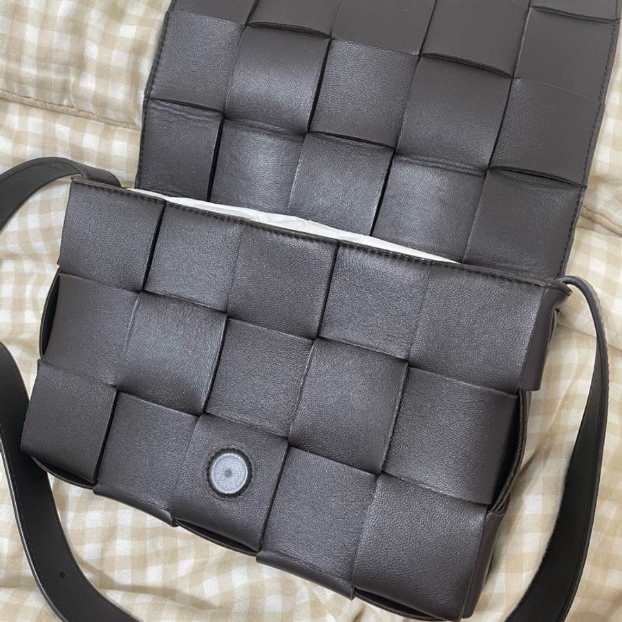 BOTTEGA VENETA Cassette 小羊皮肩背包 可可色-5