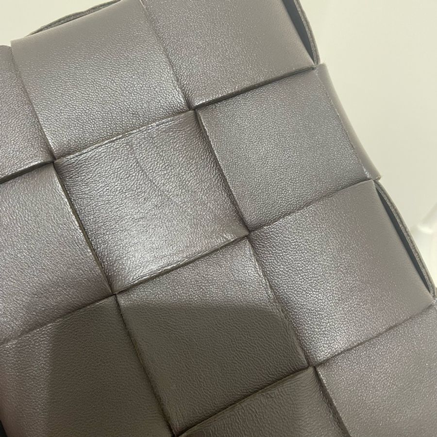BOTTEGA VENETA Cassette 小羊皮肩背包 可可色-6