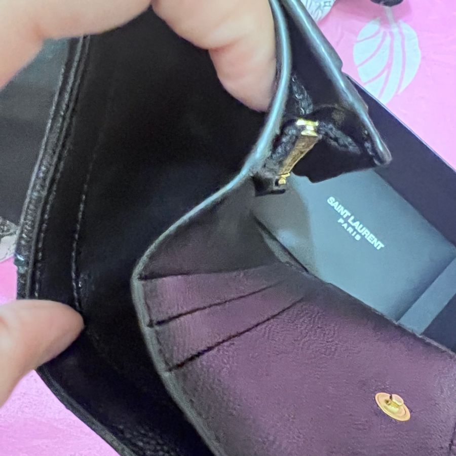 【YSL】Monogram金logo粒紋牛皮暗釦短夾(668290-黑)-4