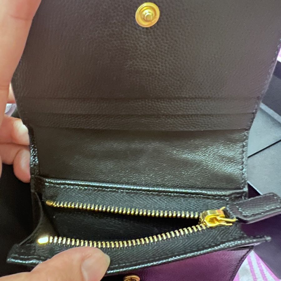 【YSL】Monogram金logo粒紋牛皮暗釦短夾(668290-黑)-6