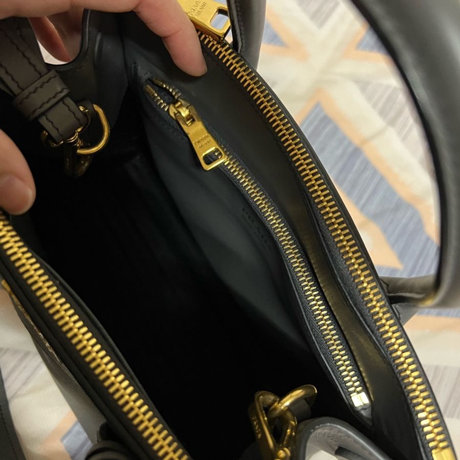 Prada防刮牛皮手提肩揹兩用包-1