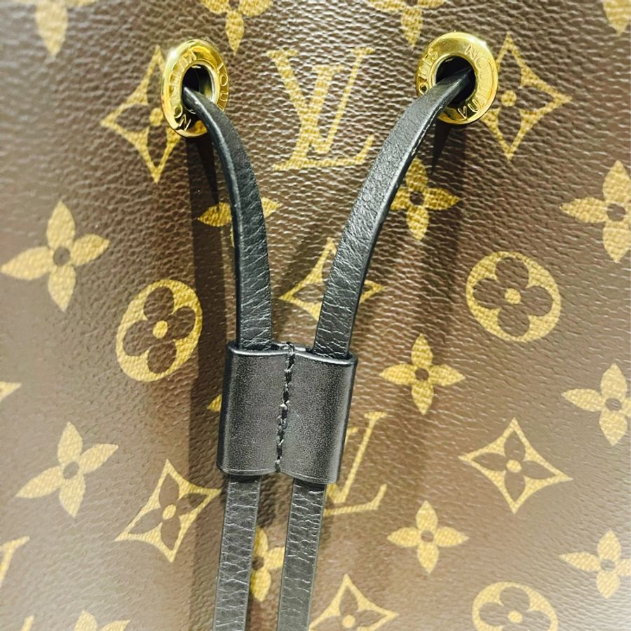 他團售出🎉櫃上經典款🏅️LV經典 老花黑水桶包 斜背 肩背Louis Vuitton 原花黑皮革水桶包Neo Noe-3