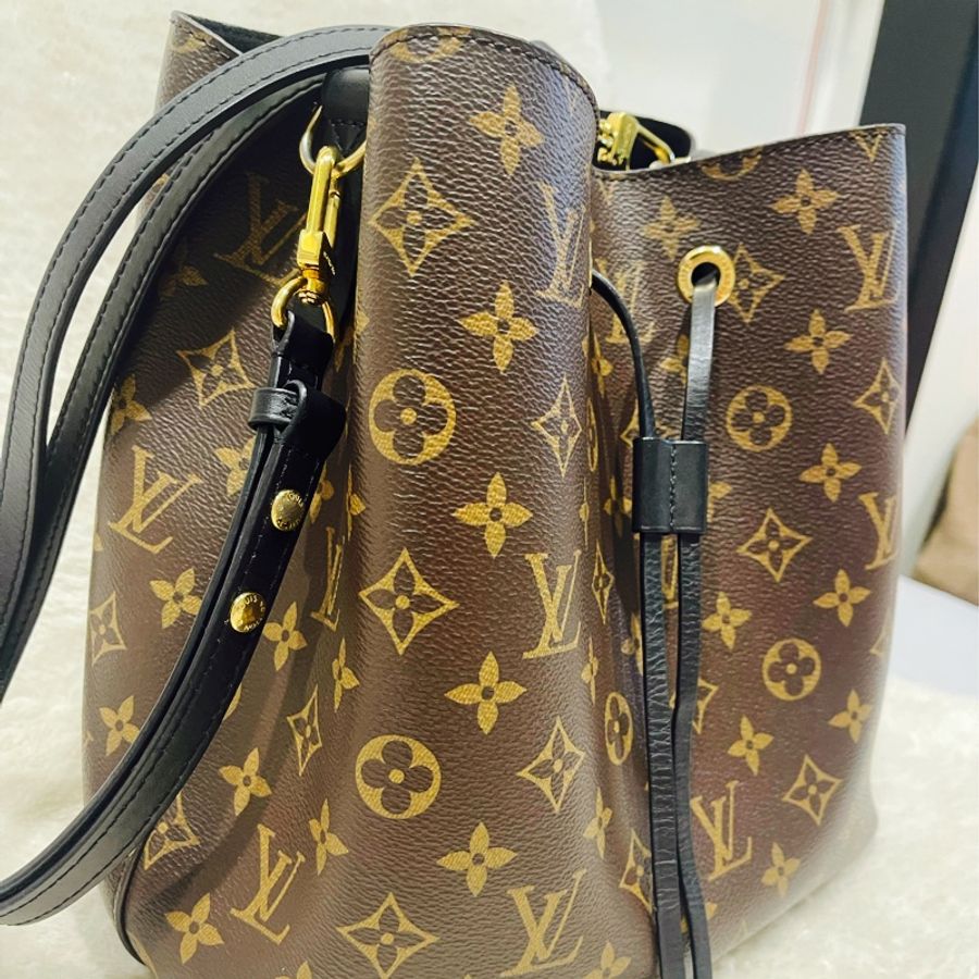 他團售出🎉櫃上經典款🏅️LV經典 老花黑水桶包 斜背 肩背Louis Vuitton 原花黑皮革水桶包Neo Noe-26
