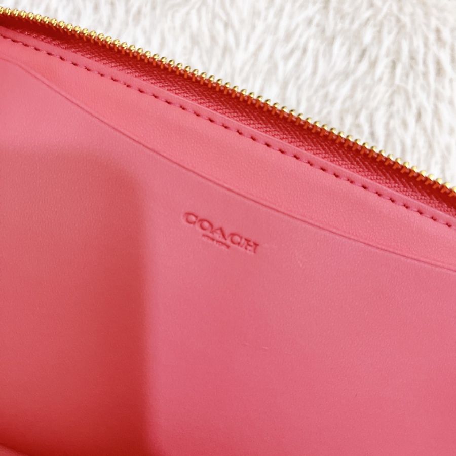 COACH圓標LOGO粉色緹花織布手掛式長夾-4