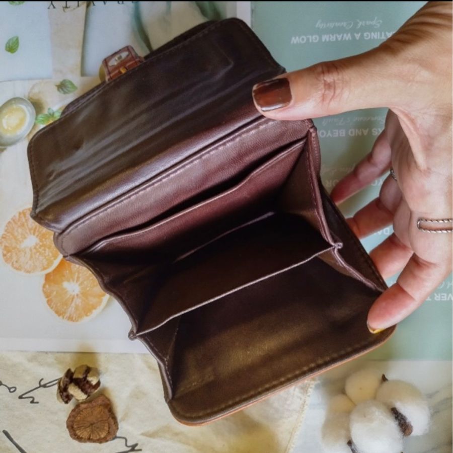 Chloe 羔羊皮x牛皮馬蹄扣多卡格中夾-9