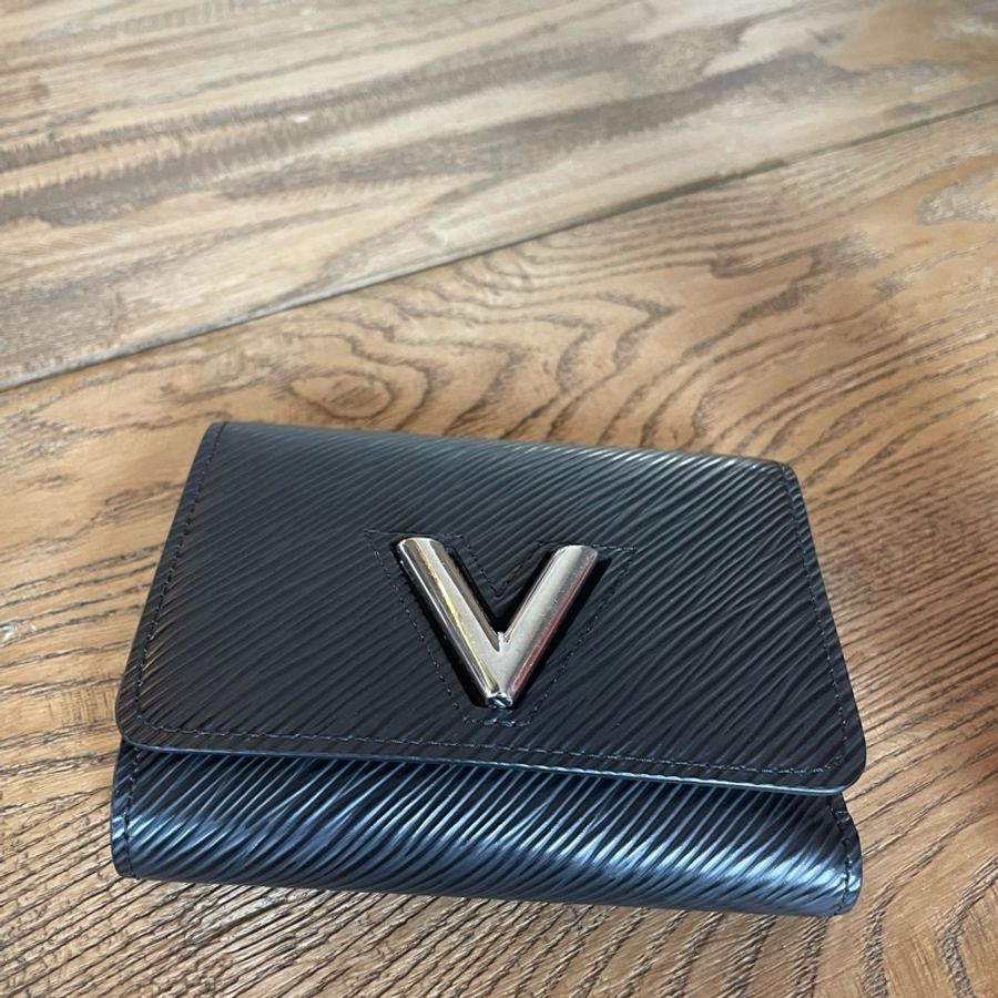 LV Twist 水波紋三折短夾-3