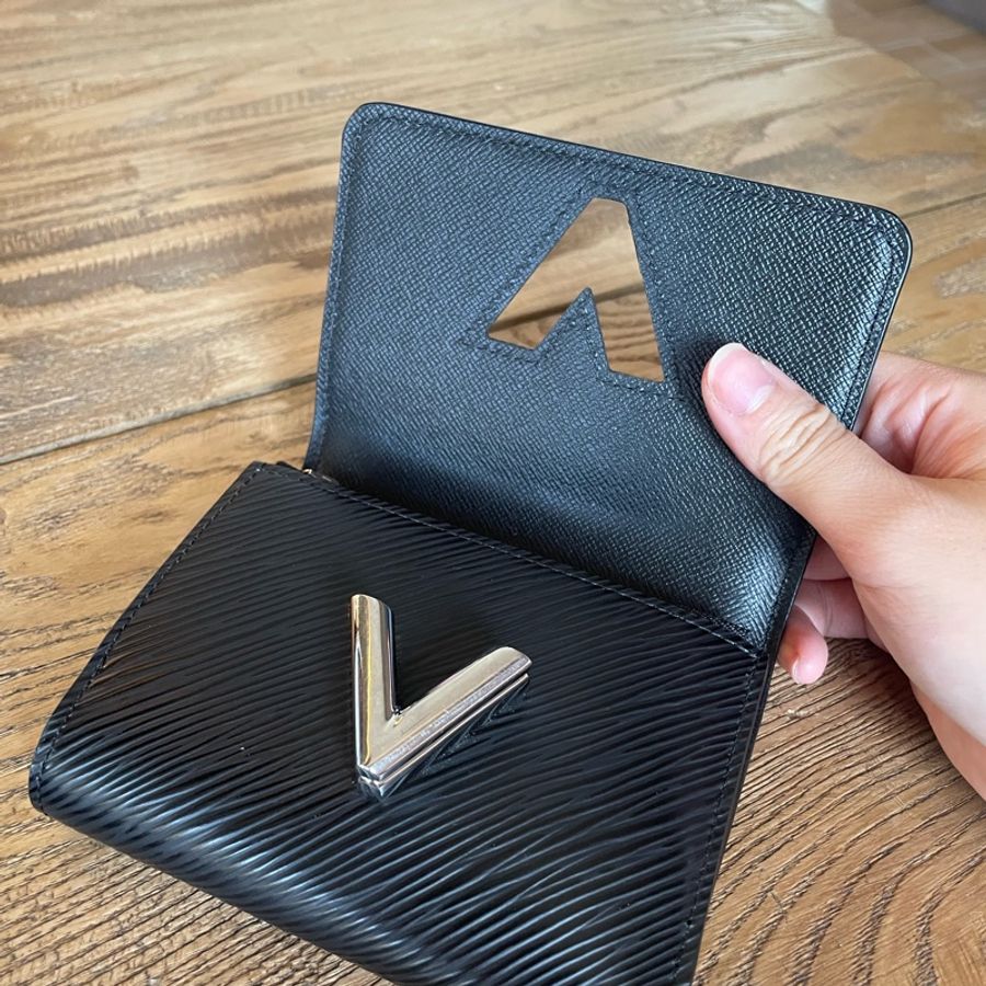 LV Twist 水波紋三折短夾-4