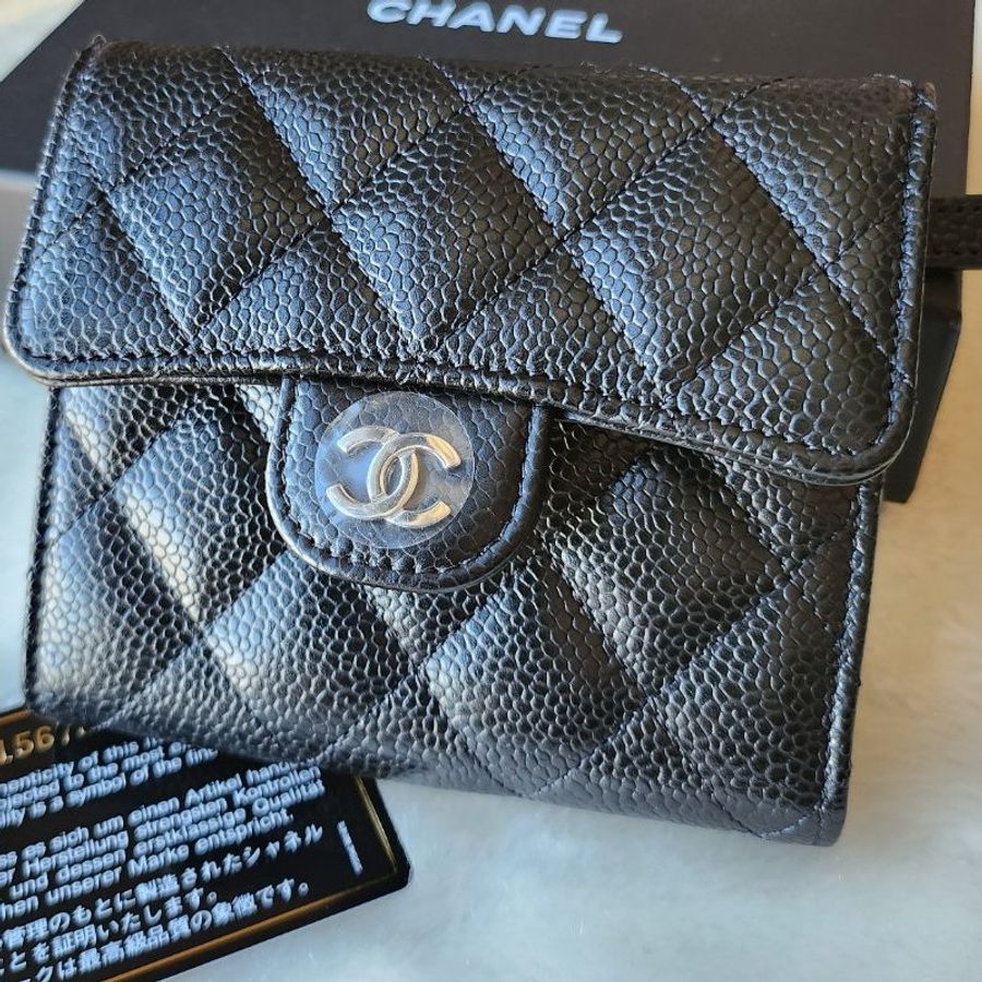 Chanel香奈兒經典雙C黑銀菱格紋荔枝(魚子醬)牛皮三折短夾(背面有拉鍊零錢包)-1