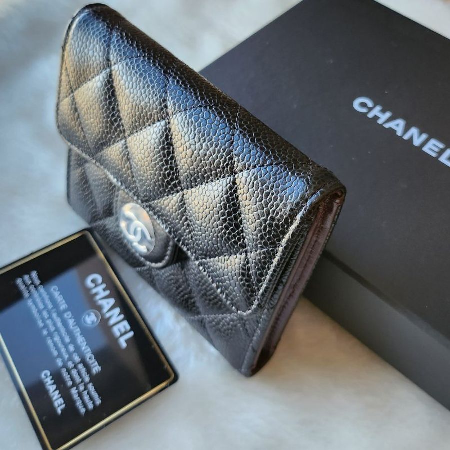 Chanel香奈兒經典雙C黑銀菱格紋荔枝(魚子醬)牛皮三折短夾(背面有拉鍊零錢包)-3