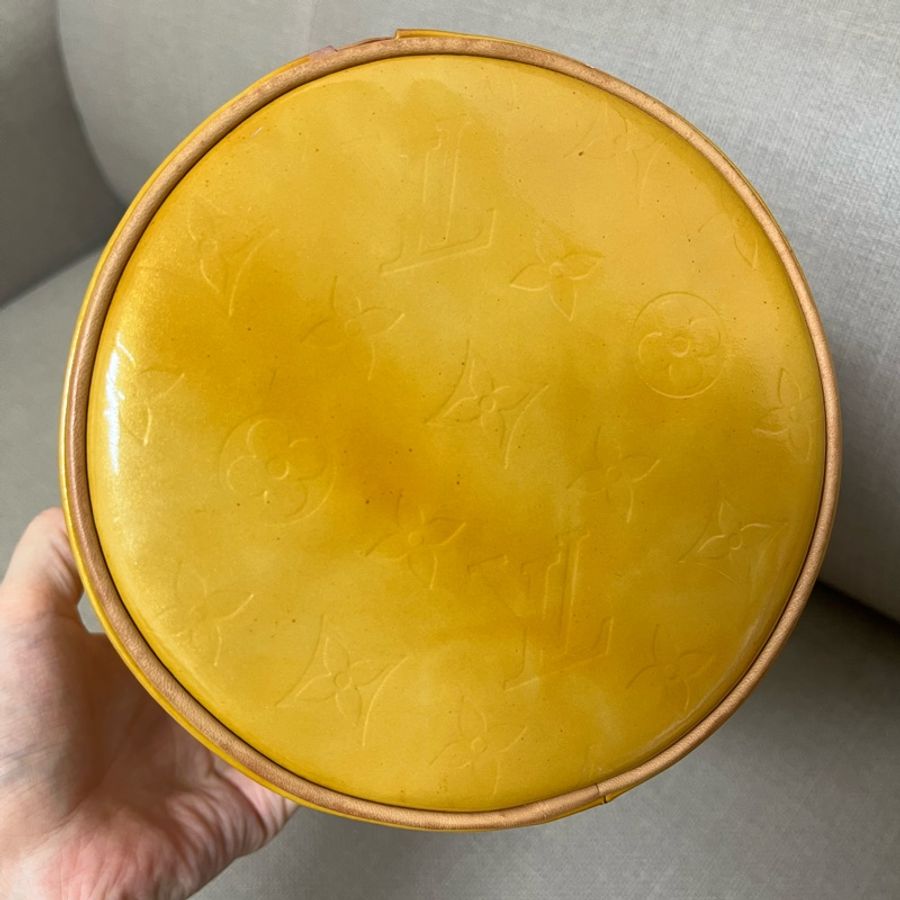 LV Vintage 漆皮壓紋圓筒包-2
