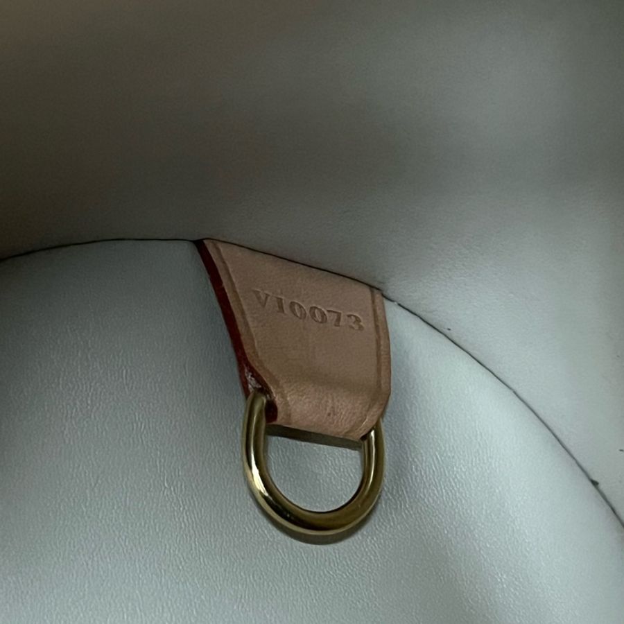 LV Vintage 漆皮壓紋圓筒包-17