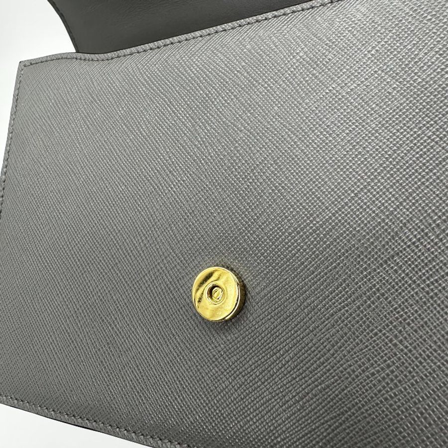 【Prada】降價咯! Pattina in pelle saffiano+soft Calf1 Marmo TU 灰色 肩背包-5