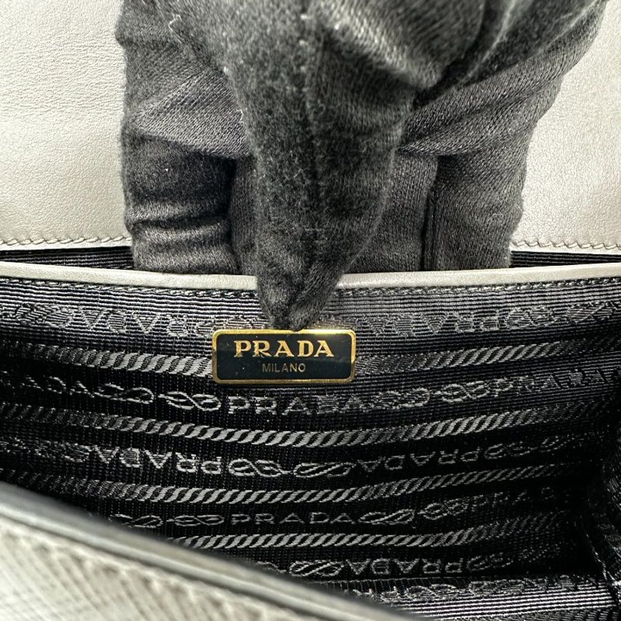 【Prada】降價咯! Pattina in pelle saffiano+soft Calf1 Marmo TU 灰色 肩背包-9