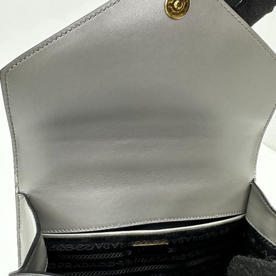 【Prada】降價咯! Pattina in pelle saffiano+soft Calf1 Marmo TU 灰色 肩背包-11