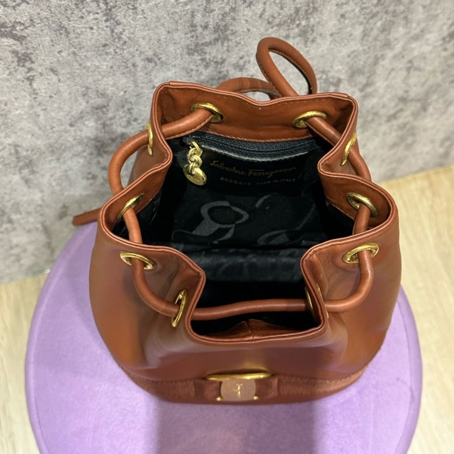 #菲拉格慕 #vintage #salvatoreferragamore 質感復古紅 抽繩 #後背包 #水桶包-19