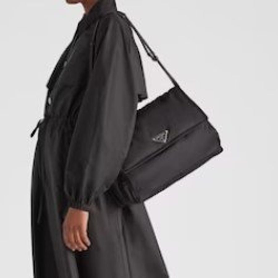 「預購」Prada 爆款大號黑色郵差包 再生尼龍大號夾棉掛肩袋-4