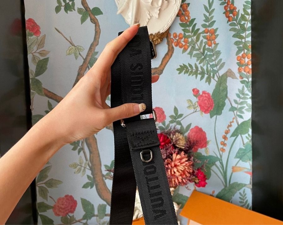 Lv路易威登 KEEPALL BANDOULIERE 25 枕頭包 黑灰-5