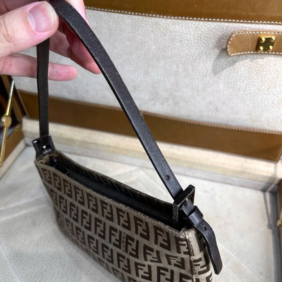 FENDI vintage中古款淺棕色小原花麻將包-11