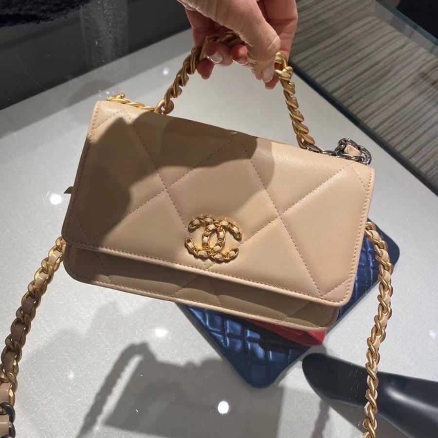 Chanel香奈兒 19系列經典金屬雙C LOGO菱格紋小羊皮金銀雙色鍊帶WOC手提/斜背包 N5025杏粉奶茶/金釦-1