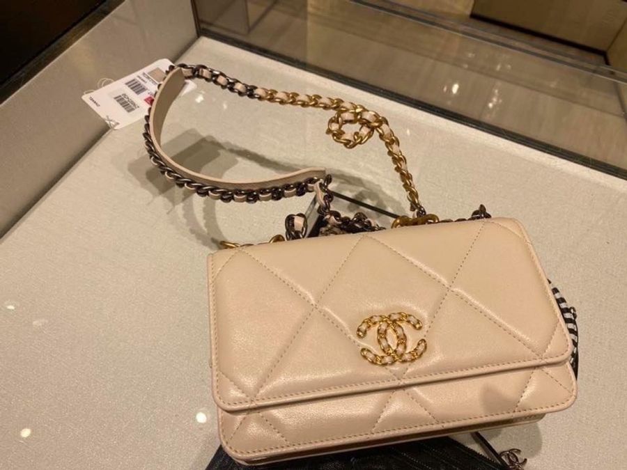 Chanel香奈兒 19系列經典金屬雙C LOGO菱格紋小羊皮金銀雙色鍊帶WOC手提/斜背包 N5025杏粉奶茶/金釦-2