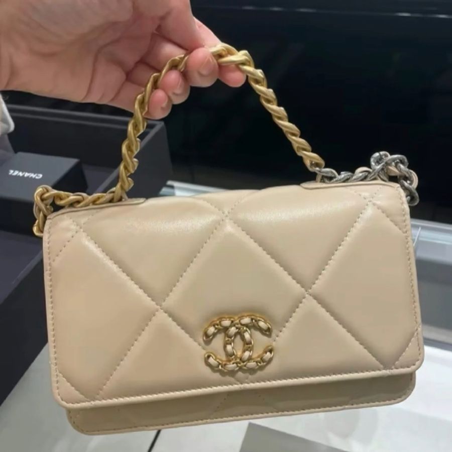 Chanel香奈兒 19系列經典金屬雙C LOGO菱格紋小羊皮金銀雙色鍊帶WOC手提/斜背包 N5025杏粉奶茶/金釦-3