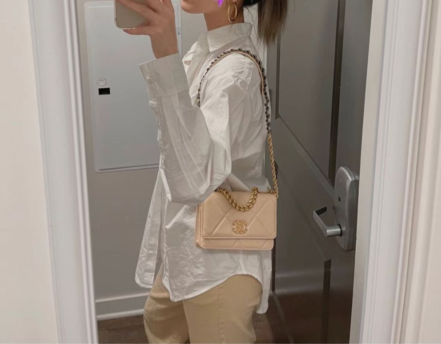 Chanel香奈兒 19系列經典金屬雙C LOGO菱格紋小羊皮金銀雙色鍊帶WOC手提/斜背包 N5025杏粉奶茶/金釦-5