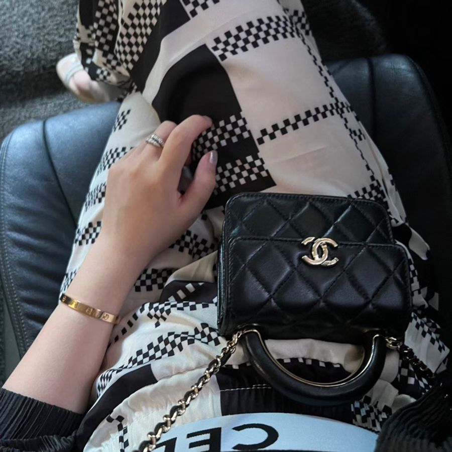 Chanel香奈兒 經典雙C LOGO菱格滑面小羊皮金屬手提/斜背風琴式多夾層斜背小廢包 黑色/金釦-2