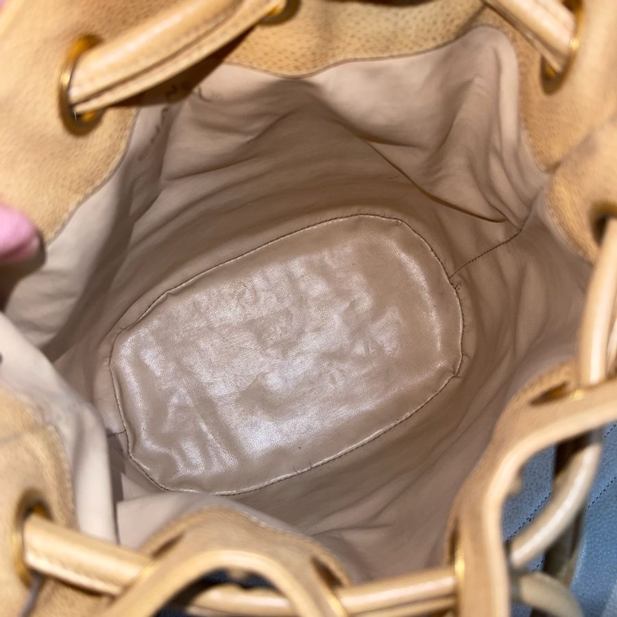 CHANEL vintage 荔枝紋牛皮奶茶色雙金球小號水桶包-15