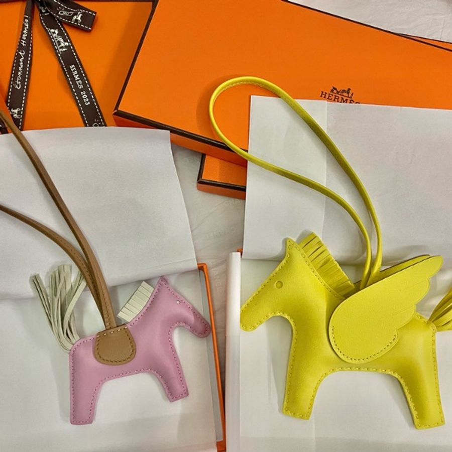 Hermès愛馬仕 Rodeo 小羊皮純色手工飛馬吊飾 那不勒斯黃/MM中號-6
