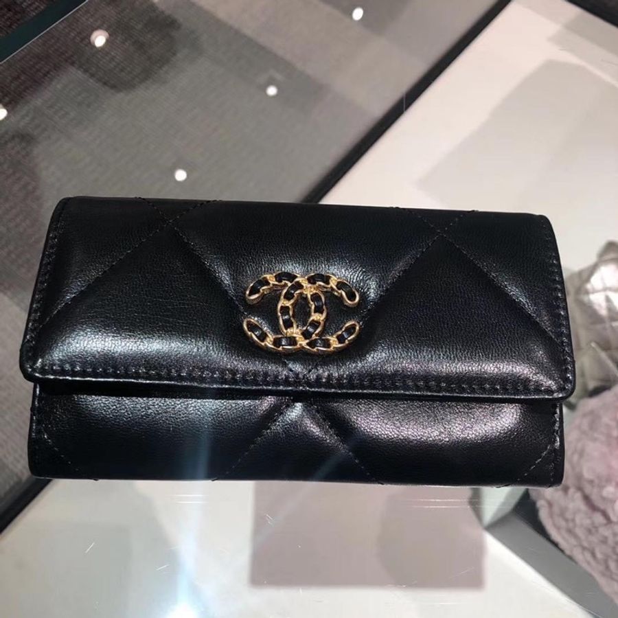 Chanel香奈兒 19系列經典金屬雙C LOGO菱格紋滑面小羊皮暗扣翻蓋皮夾 中夾/黑色/金釦-0