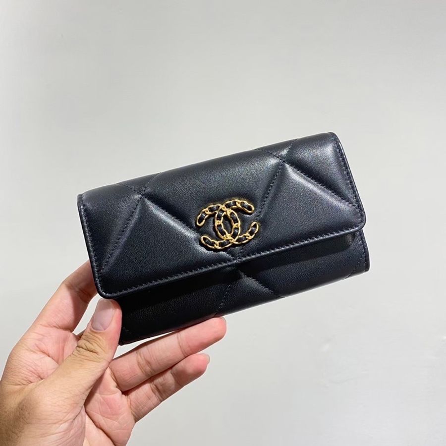 Chanel香奈兒 19系列經典金屬雙C LOGO菱格紋滑面小羊皮暗扣翻蓋皮夾 中夾/黑色/金釦-3