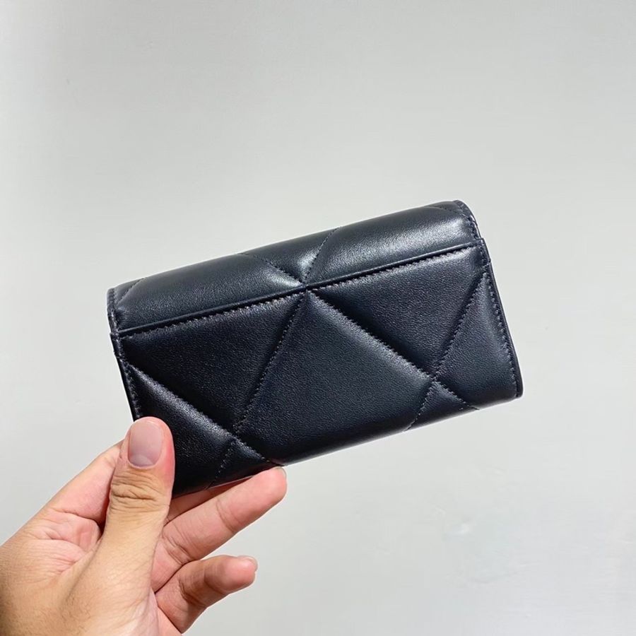 Chanel香奈兒 19系列經典金屬雙C LOGO菱格紋滑面小羊皮暗扣翻蓋皮夾 中夾/黑色/金釦-4