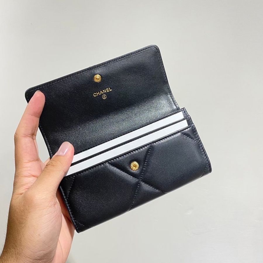 Chanel香奈兒 19系列經典金屬雙C LOGO菱格紋滑面小羊皮暗扣翻蓋皮夾 中夾/黑色/金釦-6