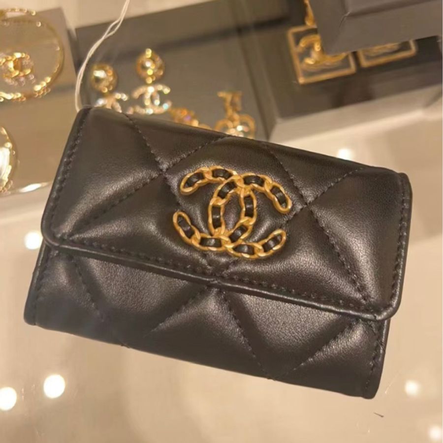 Chanel香奈兒 19系列經典金屬雙C LOGO菱格紋滑面小羊皮暗扣翻蓋單層卡片夾/零錢包 黑色/金釦-0