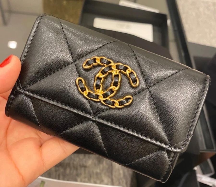 Chanel香奈兒 19系列經典金屬雙C LOGO菱格紋滑面小羊皮暗扣翻蓋單層卡片夾/零錢包 黑色/金釦-1