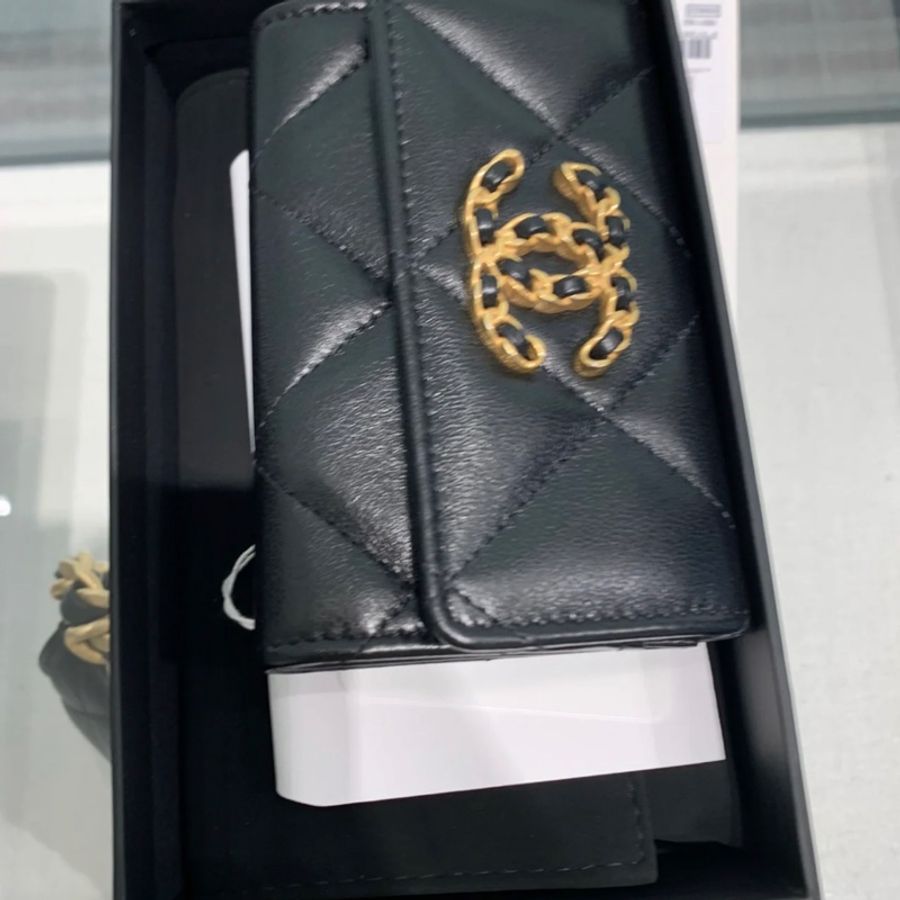 Chanel香奈兒 19系列經典金屬雙C LOGO菱格紋滑面小羊皮暗扣翻蓋單層卡片夾/零錢包 黑色/金釦-3