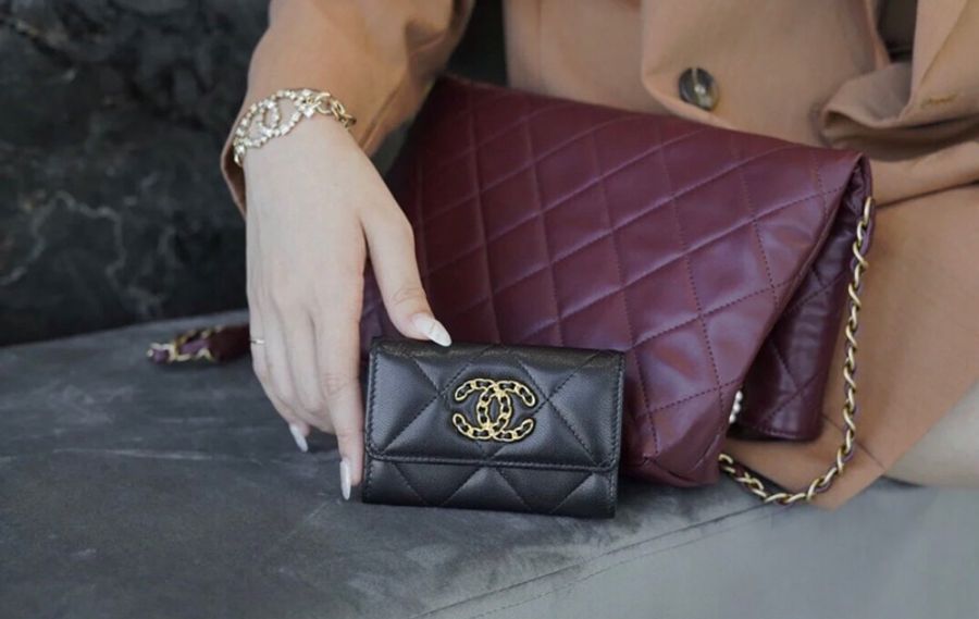 Chanel香奈兒 19系列經典金屬雙C LOGO菱格紋滑面小羊皮暗扣翻蓋單層卡片夾/零錢包 黑色/金釦-4