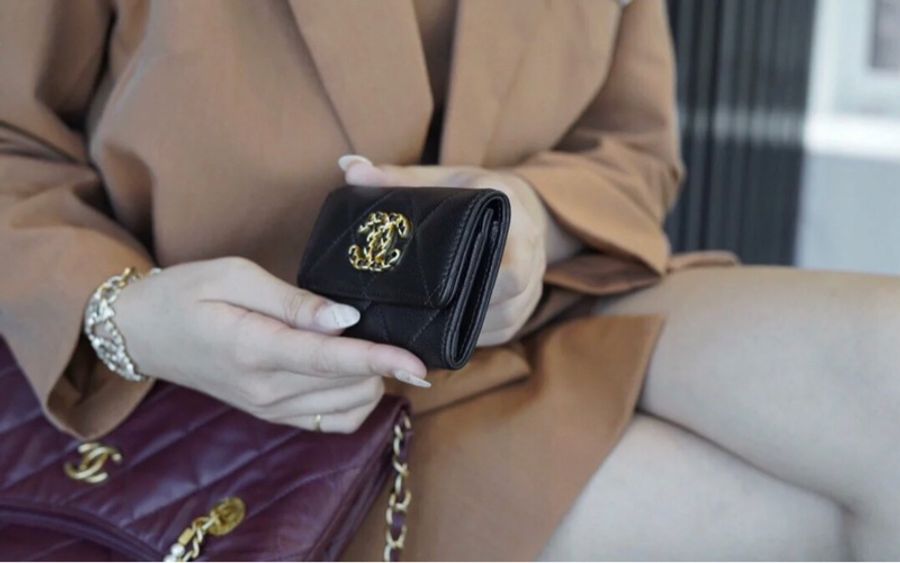 Chanel香奈兒 19系列經典金屬雙C LOGO菱格紋滑面小羊皮暗扣翻蓋單層卡片夾/零錢包 黑色/金釦-5