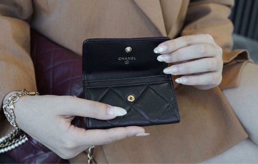 Chanel香奈兒 19系列經典金屬雙C LOGO菱格紋滑面小羊皮暗扣翻蓋單層卡片夾/零錢包 黑色/金釦-9
