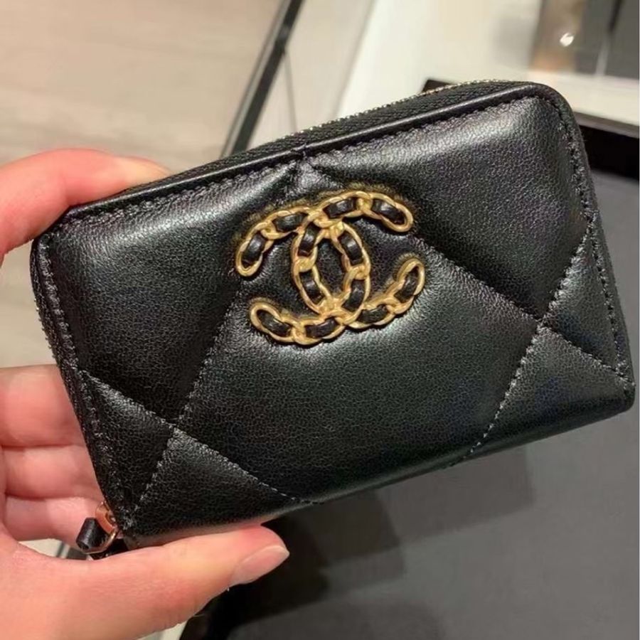 Chanel香奈兒 19系列經典金屬雙C LOGO菱格紋滑面小羊皮ㄇ字拉鍊卡夾/零錢包 黑金/金釦-0