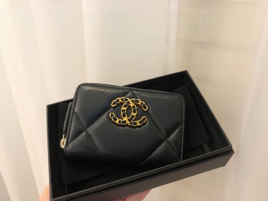 Chanel香奈兒 19系列經典金屬雙C LOGO菱格紋滑面小羊皮ㄇ字拉鍊卡夾/零錢包 黑金/金釦-3