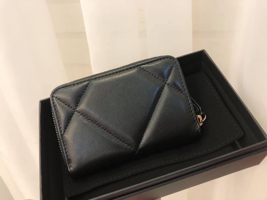 Chanel香奈兒 19系列經典金屬雙C LOGO菱格紋滑面小羊皮ㄇ字拉鍊卡夾/零錢包 黑金/金釦-4