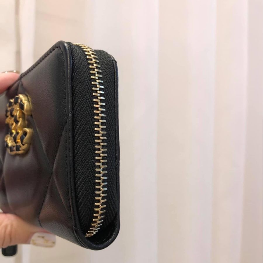 Chanel香奈兒 19系列經典金屬雙C LOGO菱格紋滑面小羊皮ㄇ字拉鍊卡夾/零錢包 黑金/金釦-6